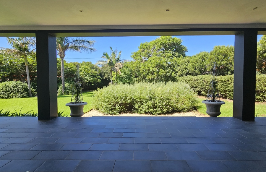 9 Bedroom Property for Sale in Wavecrest Eastern Cape